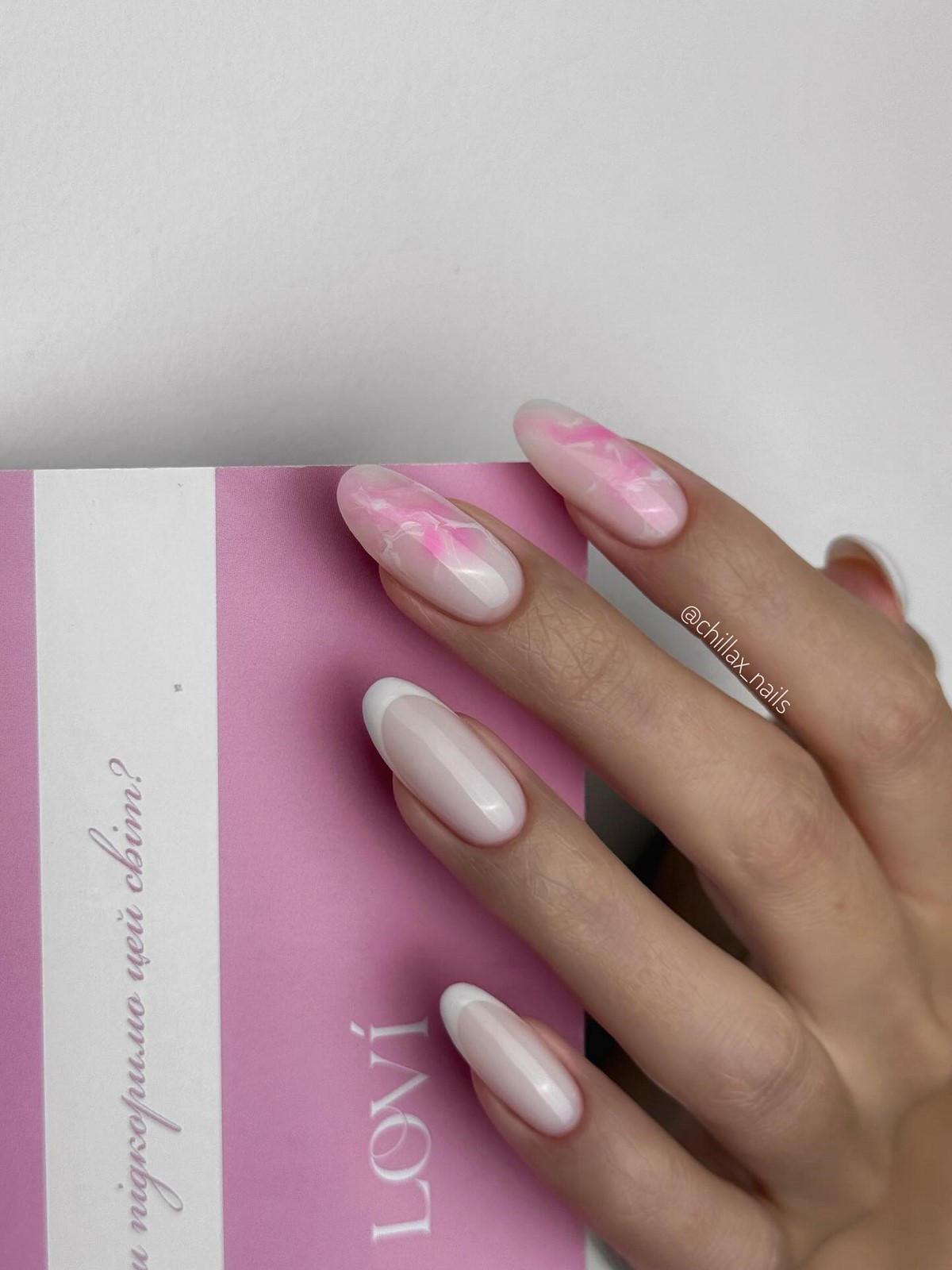 Светлые ногти плюс минимализм как главный бьюти-настрой