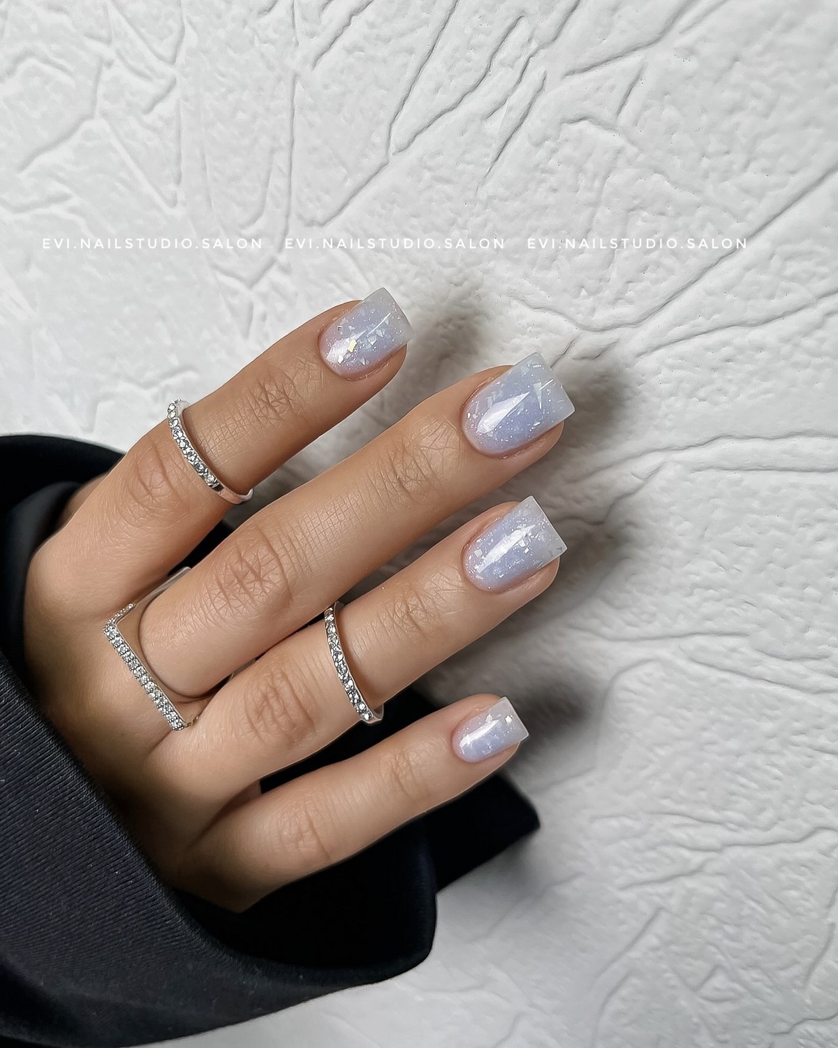 Светлые ногти плюс минимализм как главный бьюти-настрой