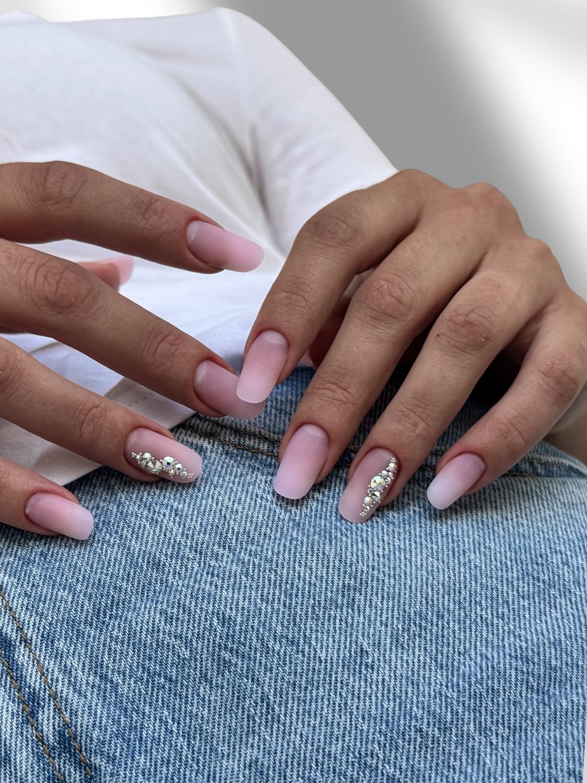 Светлые ногти плюс минимализм как главный бьюти-настрой