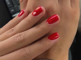 Маникюр весны 2026: оттенки, которые делают руки моложе и элегантнее