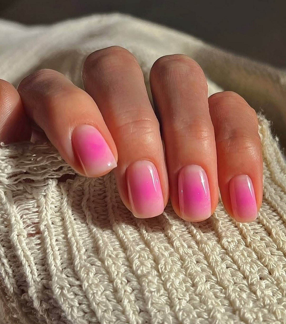 Маникюр весны 2026: оттенки, которые делают руки моложе и элегантнее