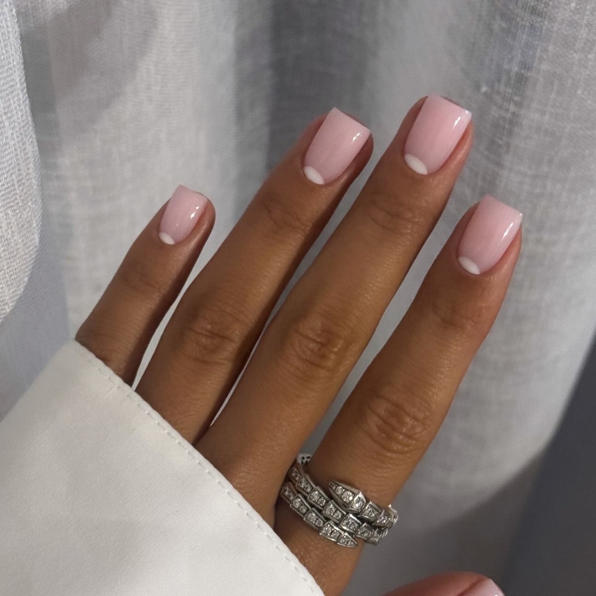 Маникюр 2026: чистый дизайн, который делает руки элегантнее