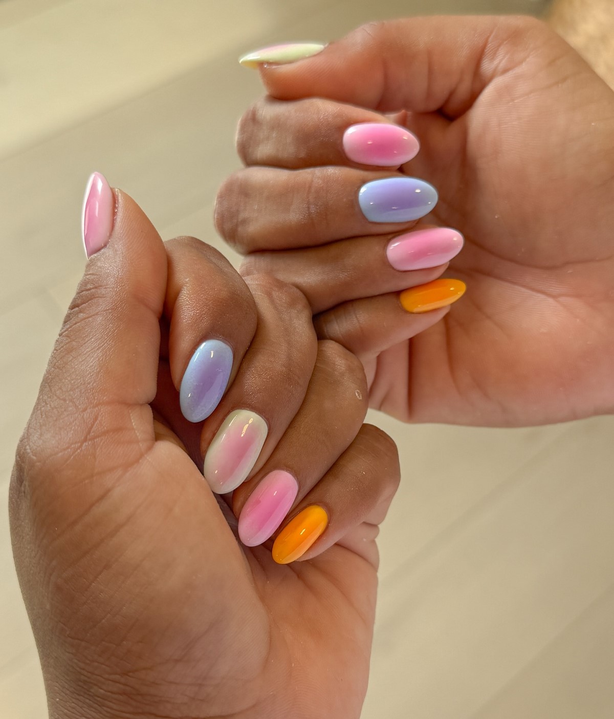 Маникюр весны 2026: оттенки, которые делают руки моложе и элегантнее