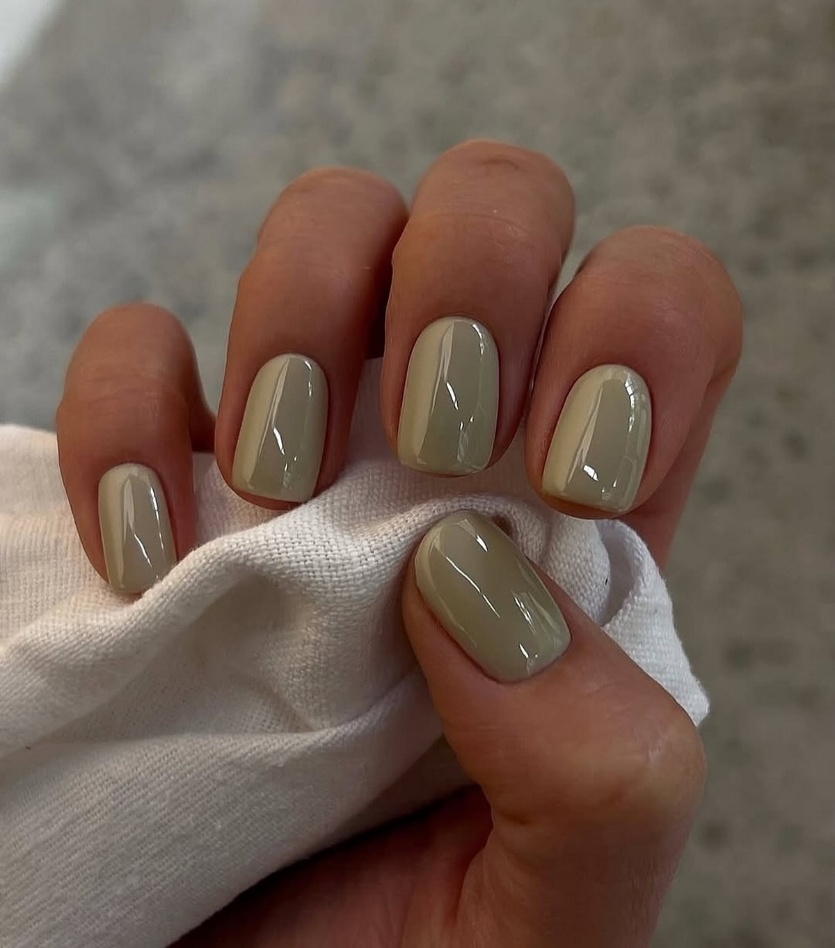 Маникюр весны 2026: оттенки, которые делают руки моложе и элегантнее