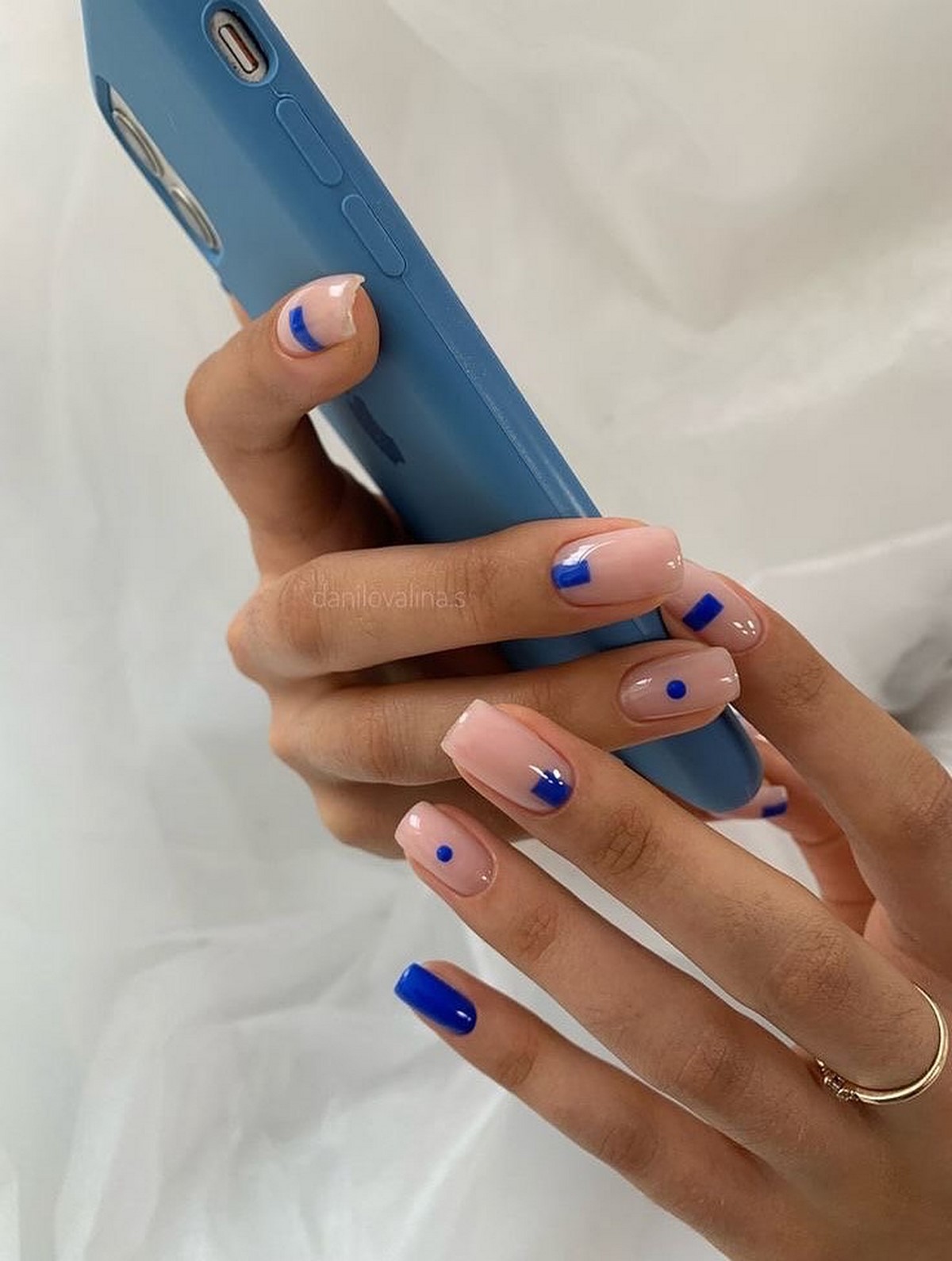 Маникюр весны 2026: оттенки, которые делают руки моложе и элегантнее