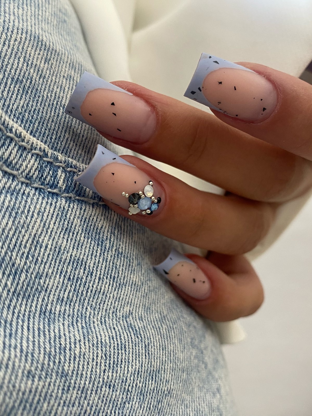 Маникюр весны 2026: оттенки, которые делают руки моложе и элегантнее