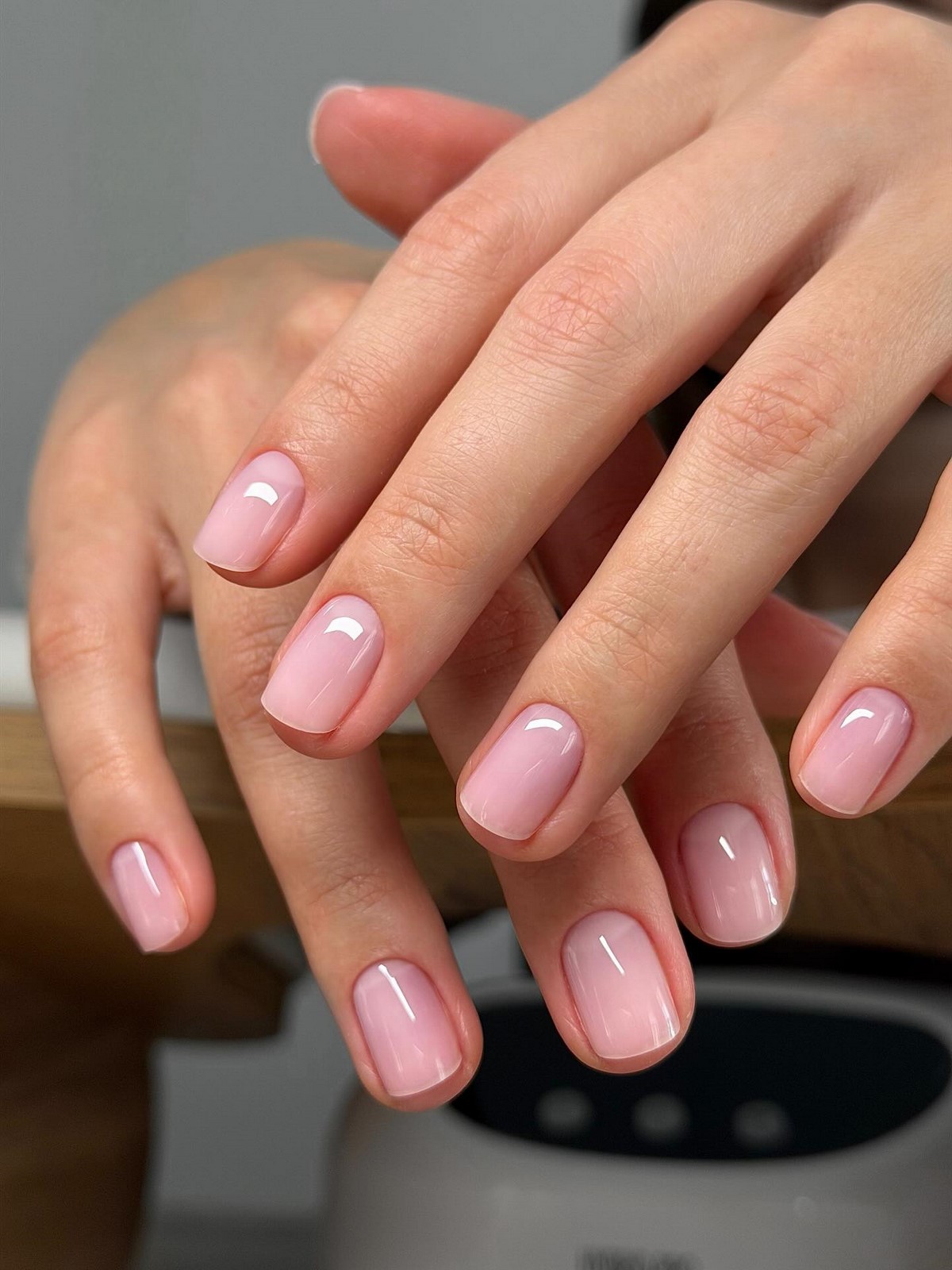 Маникюр весны 2026: оттенки, которые делают руки моложе и элегантнее