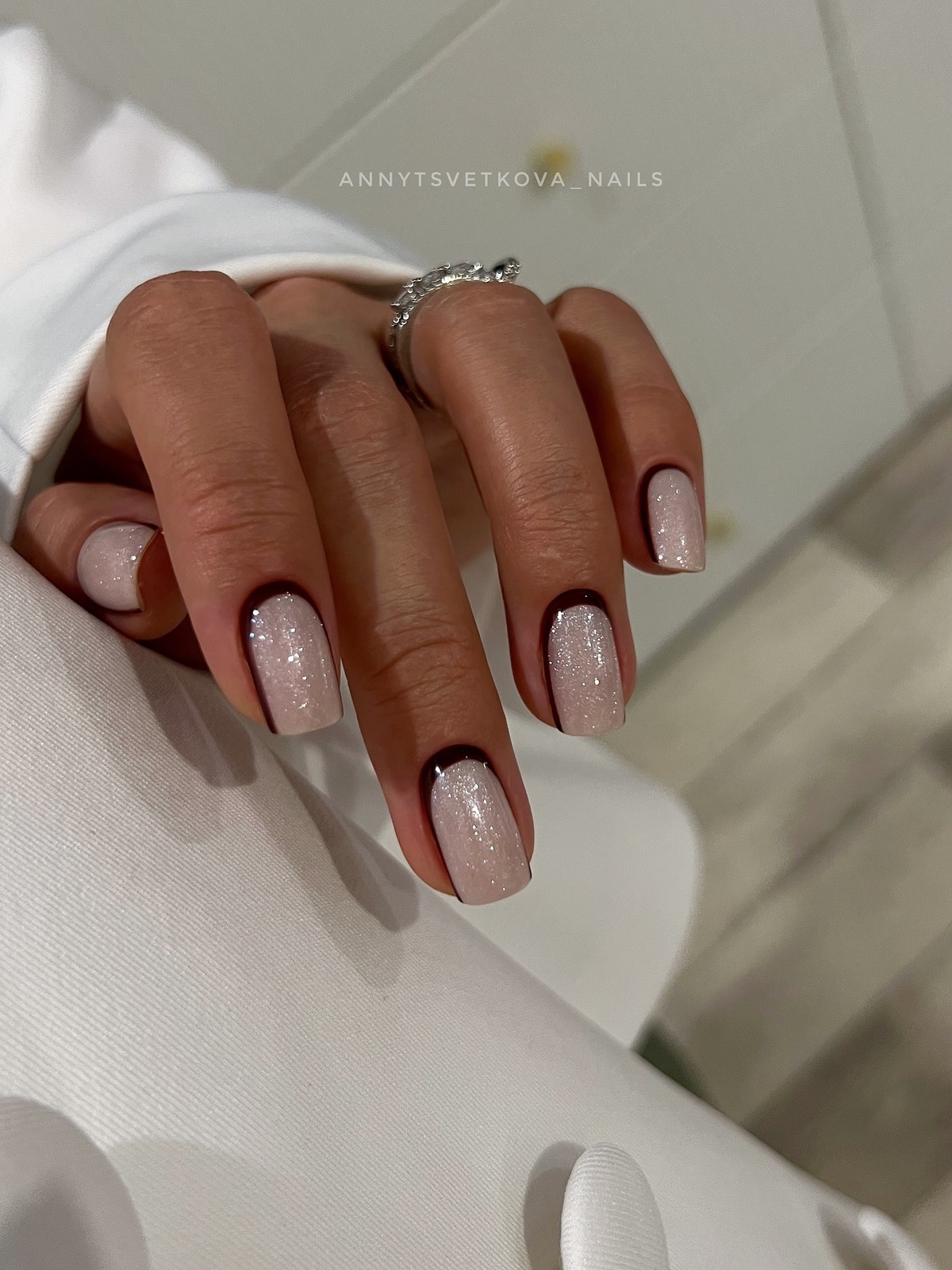 Маникюр весны 2026: оттенки, которые делают руки моложе и элегантнее