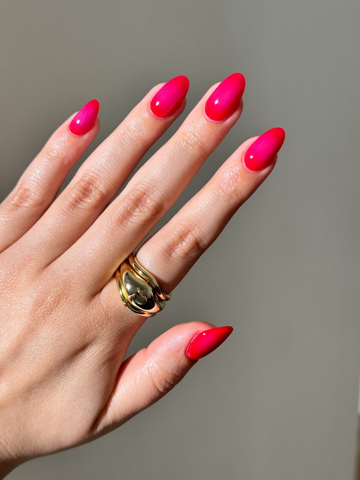 Маникюр весны 2026: оттенки, которые делают руки моложе и элегантнее