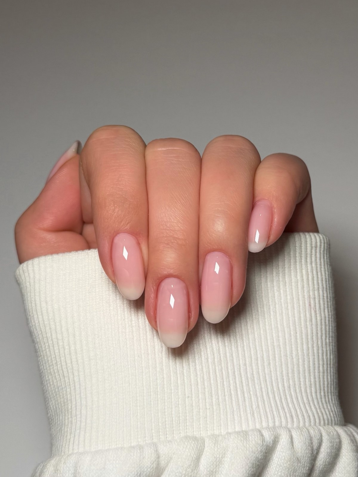 Маникюр весны 2026: оттенки, которые делают руки моложе и элегантнее