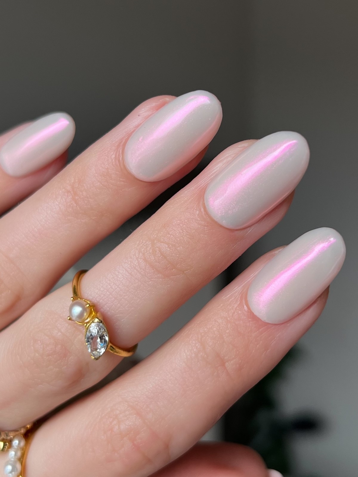 Маникюр весны 2026: оттенки, которые делают руки моложе и элегантнее