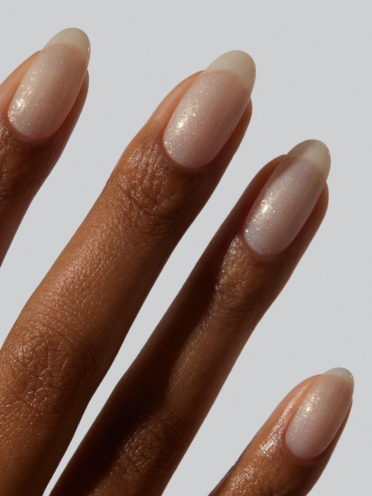 Маникюр весны 2026: оттенки, которые делают руки моложе и элегантнее