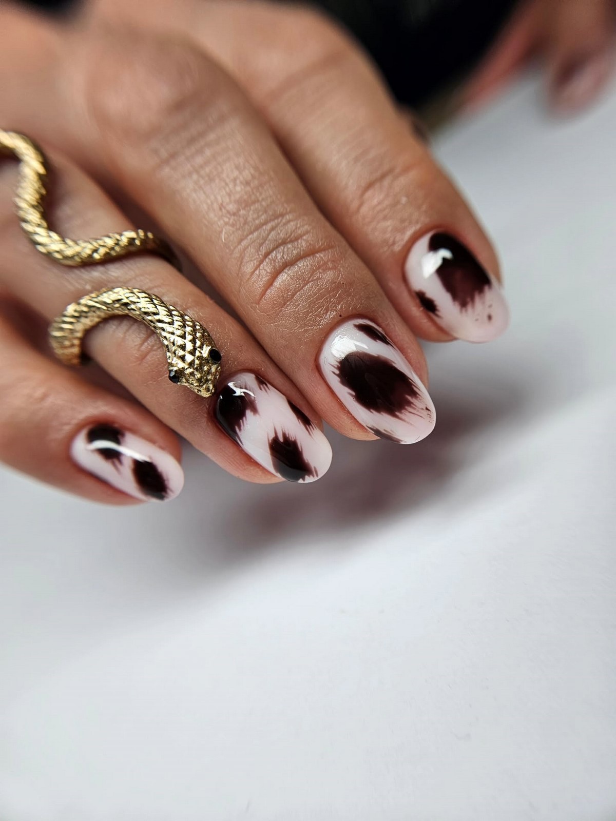 Маникюр весны 2026: оттенки, которые делают руки моложе и элегантнее