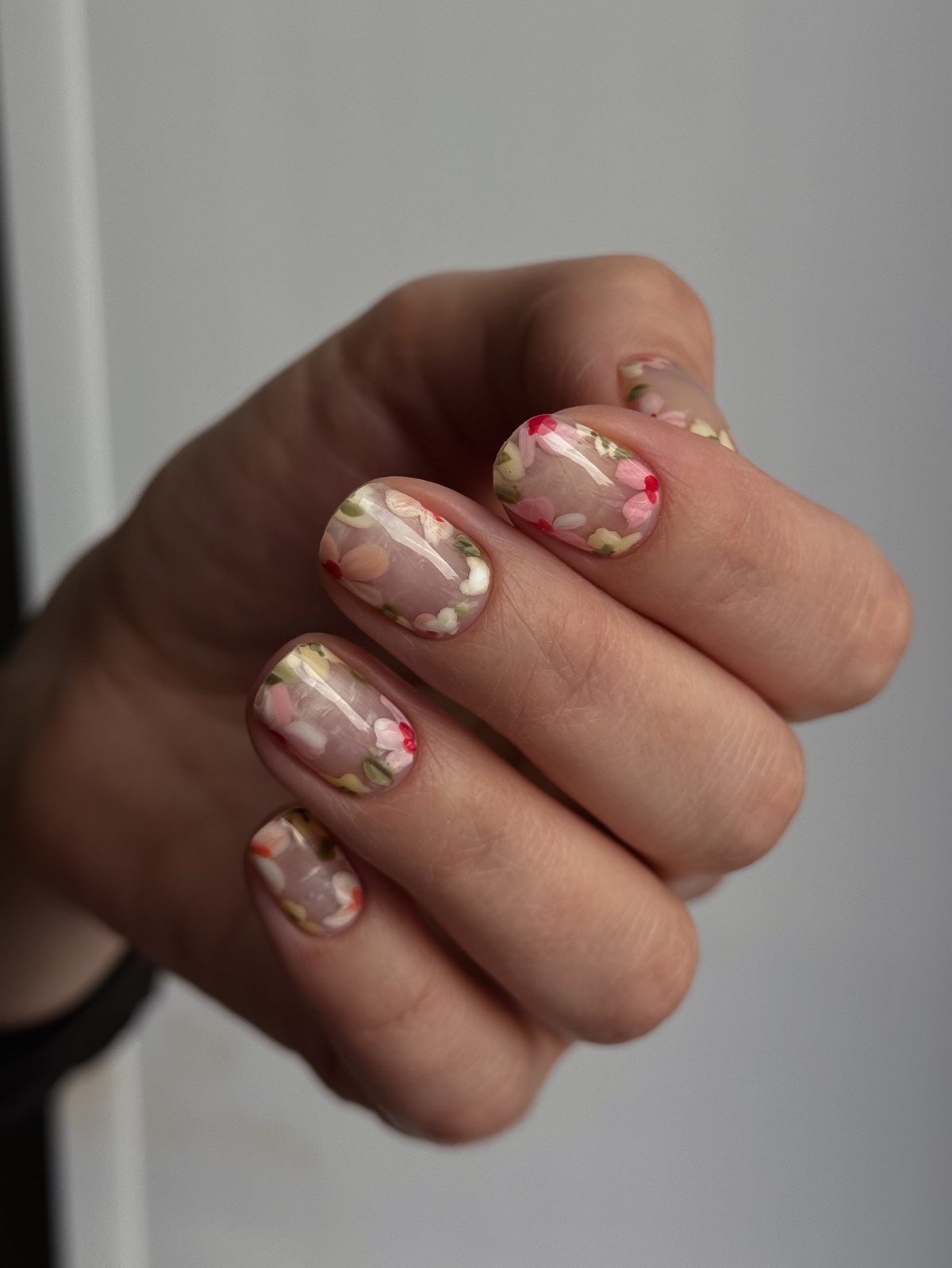 Маникюр весны 2026: оттенки, которые делают руки моложе и элегантнее