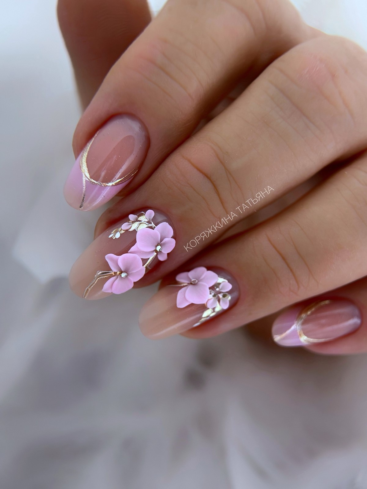 Маникюр весны 2026: оттенки, которые делают руки моложе и элегантнее