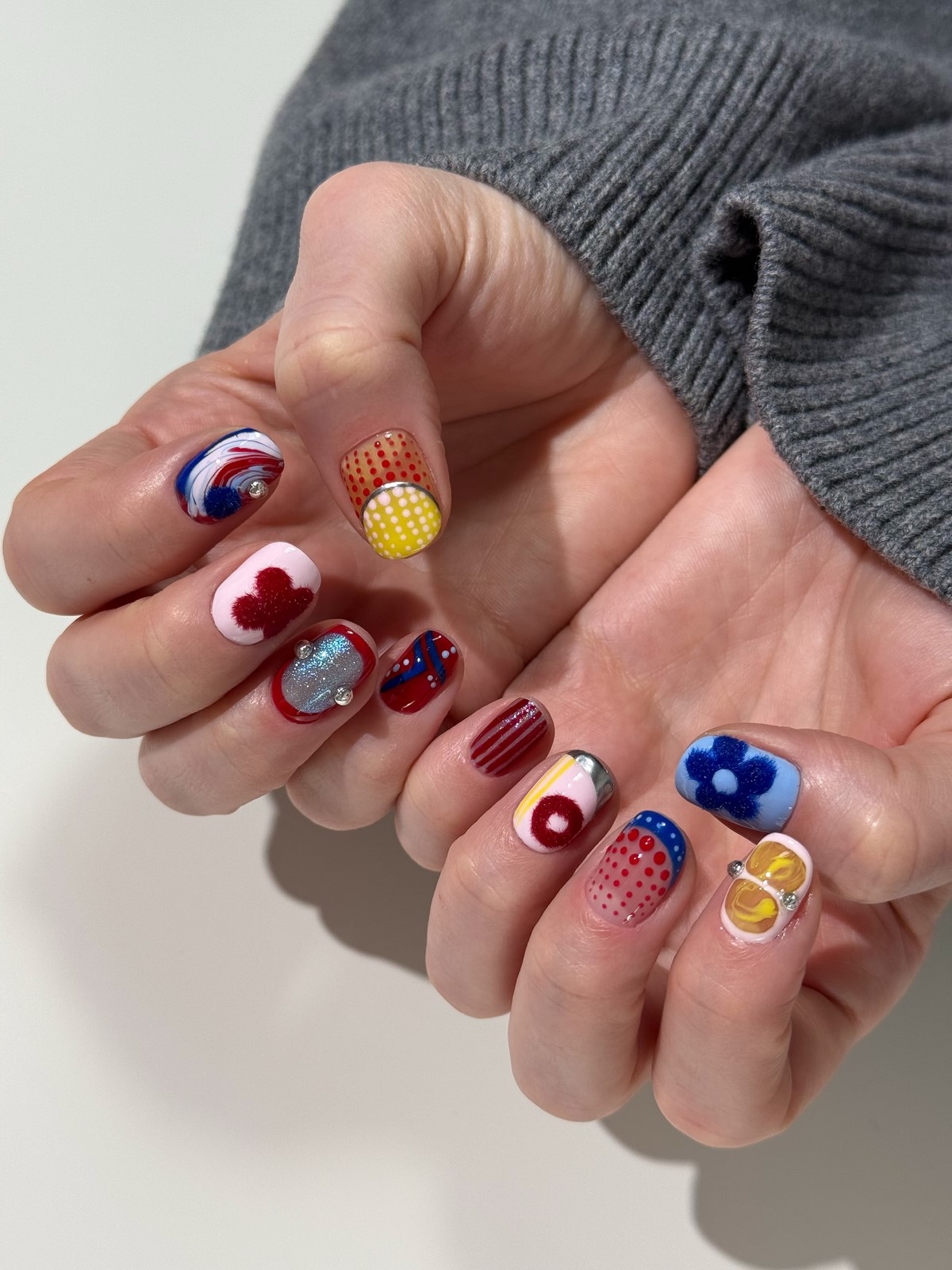 Маникюр весны 2026: оттенки, которые делают руки моложе и элегантнее