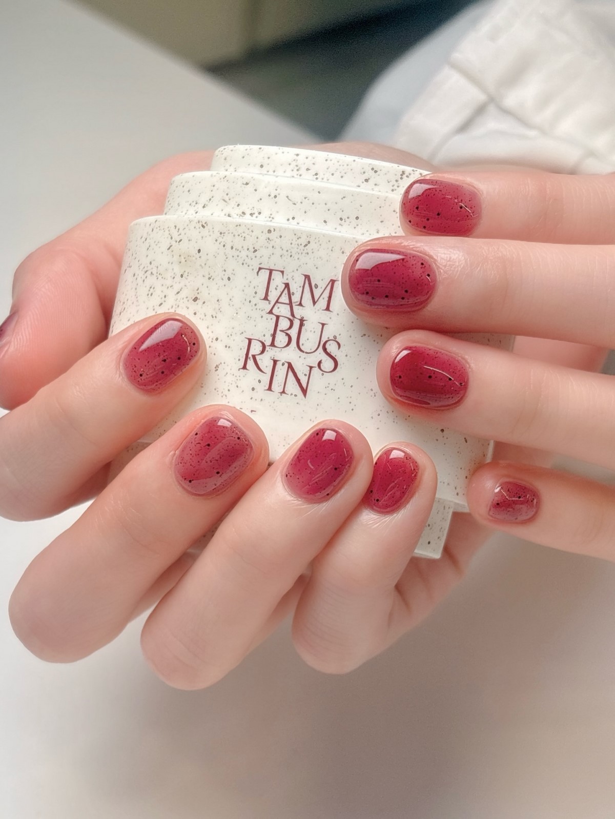 Маникюр весны 2026: оттенки, которые делают руки моложе и элегантнее