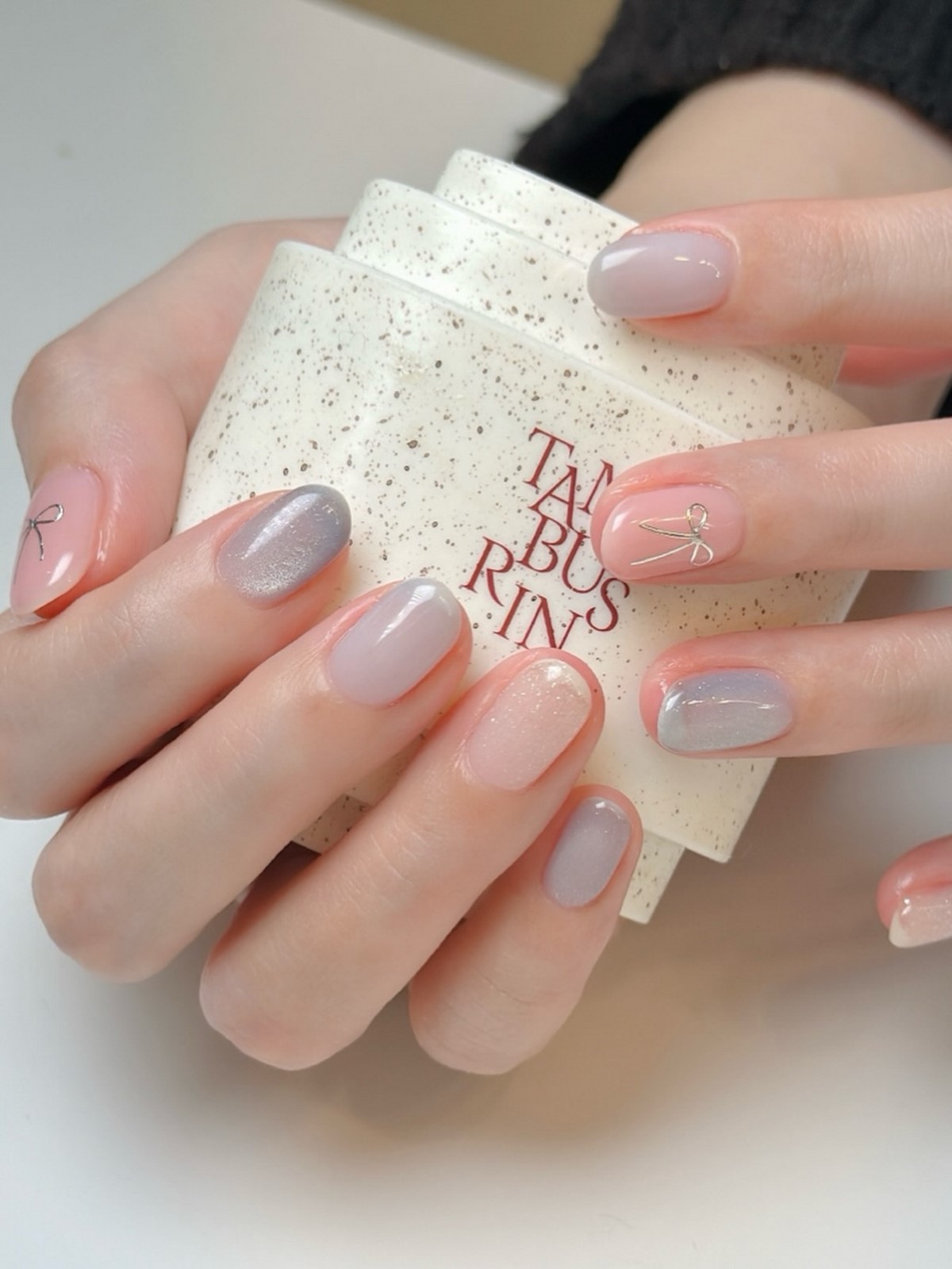 Маникюр весны 2026: оттенки, которые делают руки моложе и элегантнее