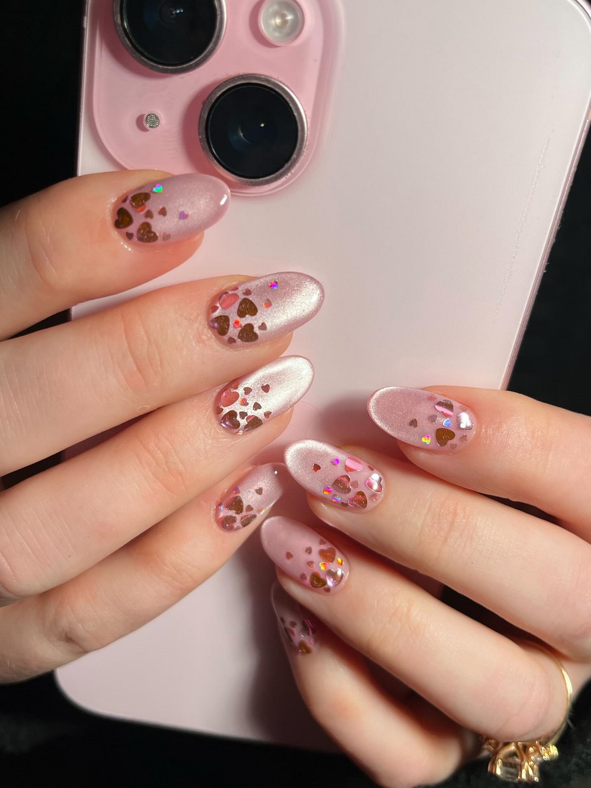 Маникюр весны 2026: оттенки, которые делают руки моложе и элегантнее