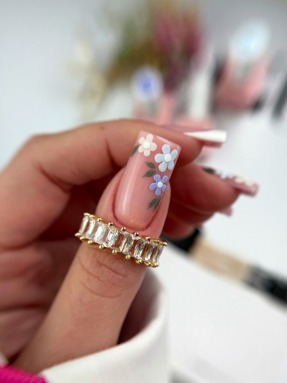 Маникюр весны 2026: оттенки, которые делают руки моложе и элегантнее