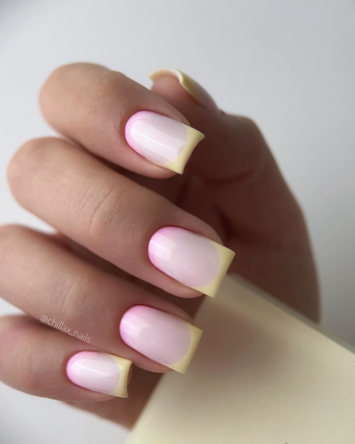 Маникюр весны 2026: оттенки, которые делают руки моложе и элегантнее