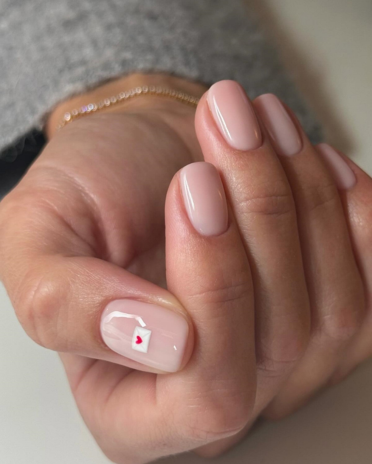 Маникюр весны 2026: оттенки, которые делают руки моложе и элегантнее