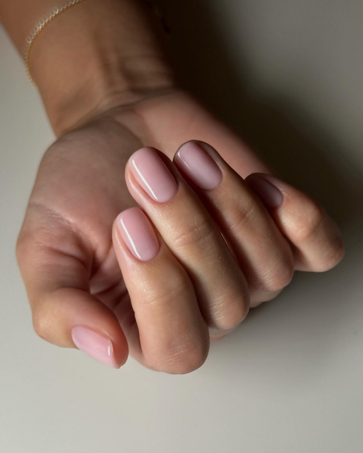 Пастельный маникюр весны 2026: самые свежие оттенки сезона