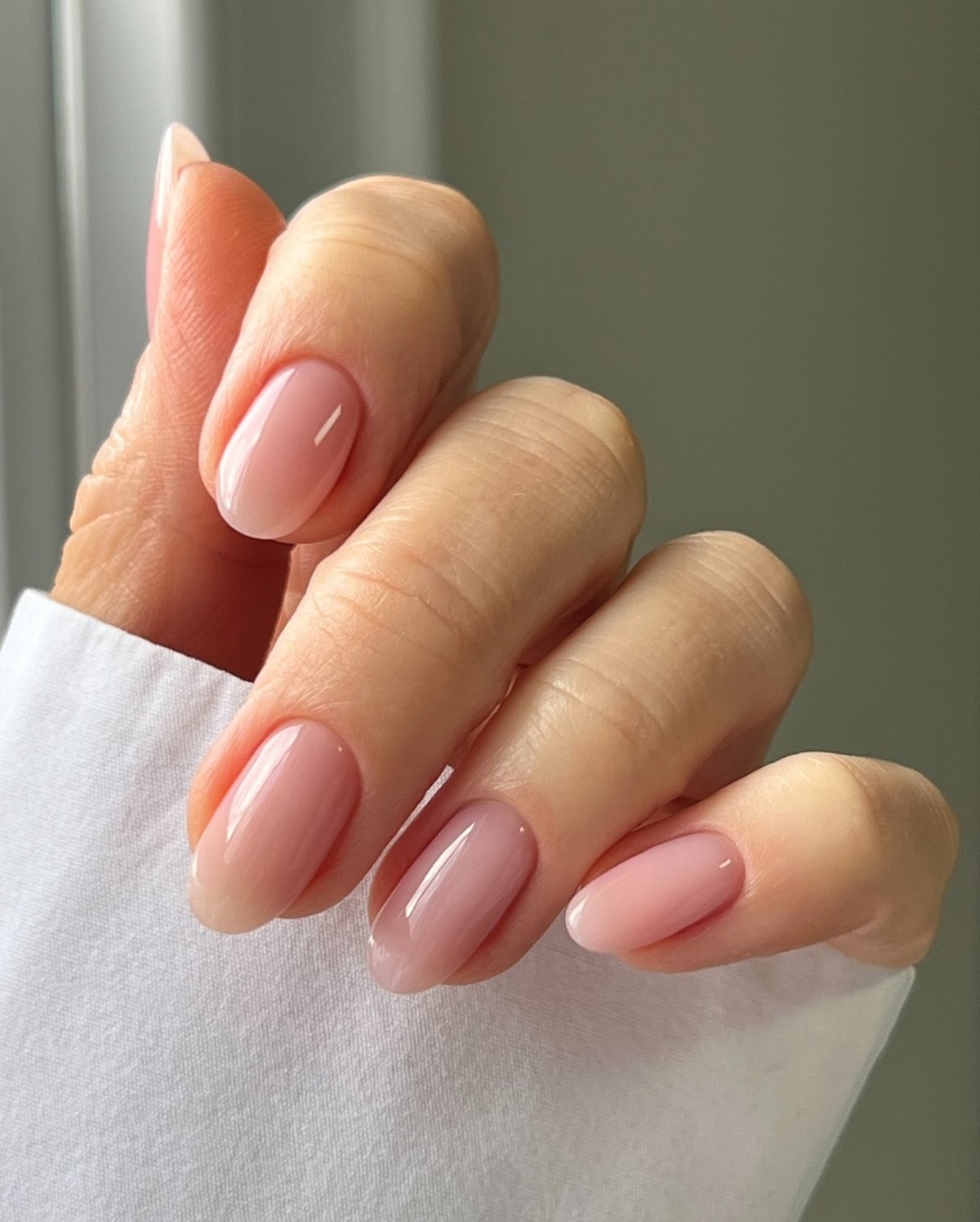 Весенний маникюр 2026: 7 оттенков, которые выглядят дороже нюда
